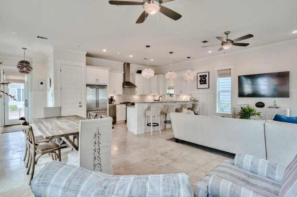 TV and multimedia, Kitchen or kitchenette, Living room, Seating area, Dining area, furniture