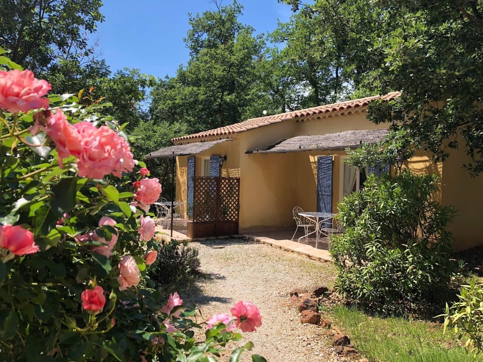 Photo of the whole room, Garden view