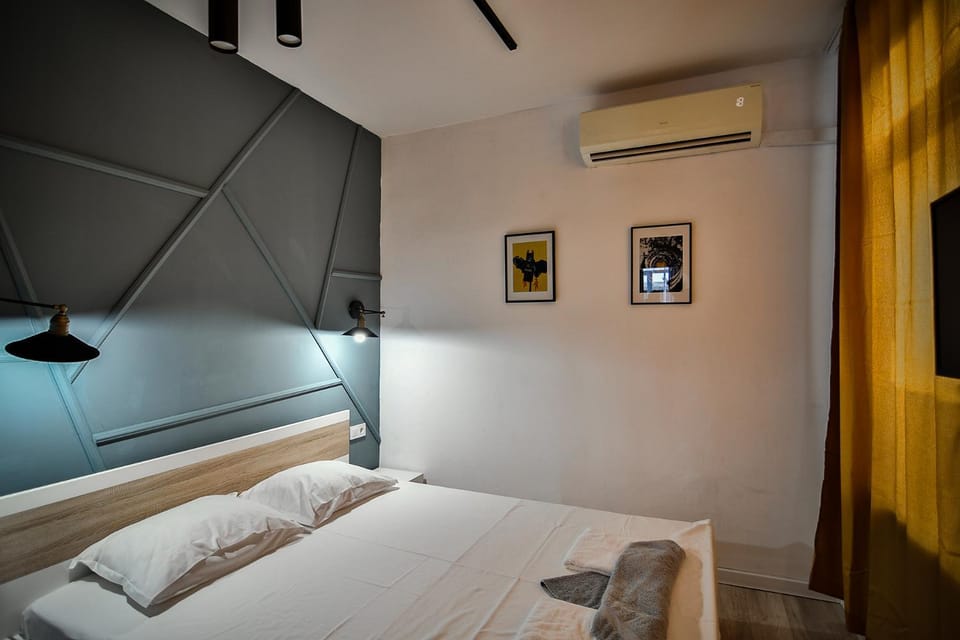 Bed, TV and multimedia, Photo of the whole room, Bedroom, air conditioner
