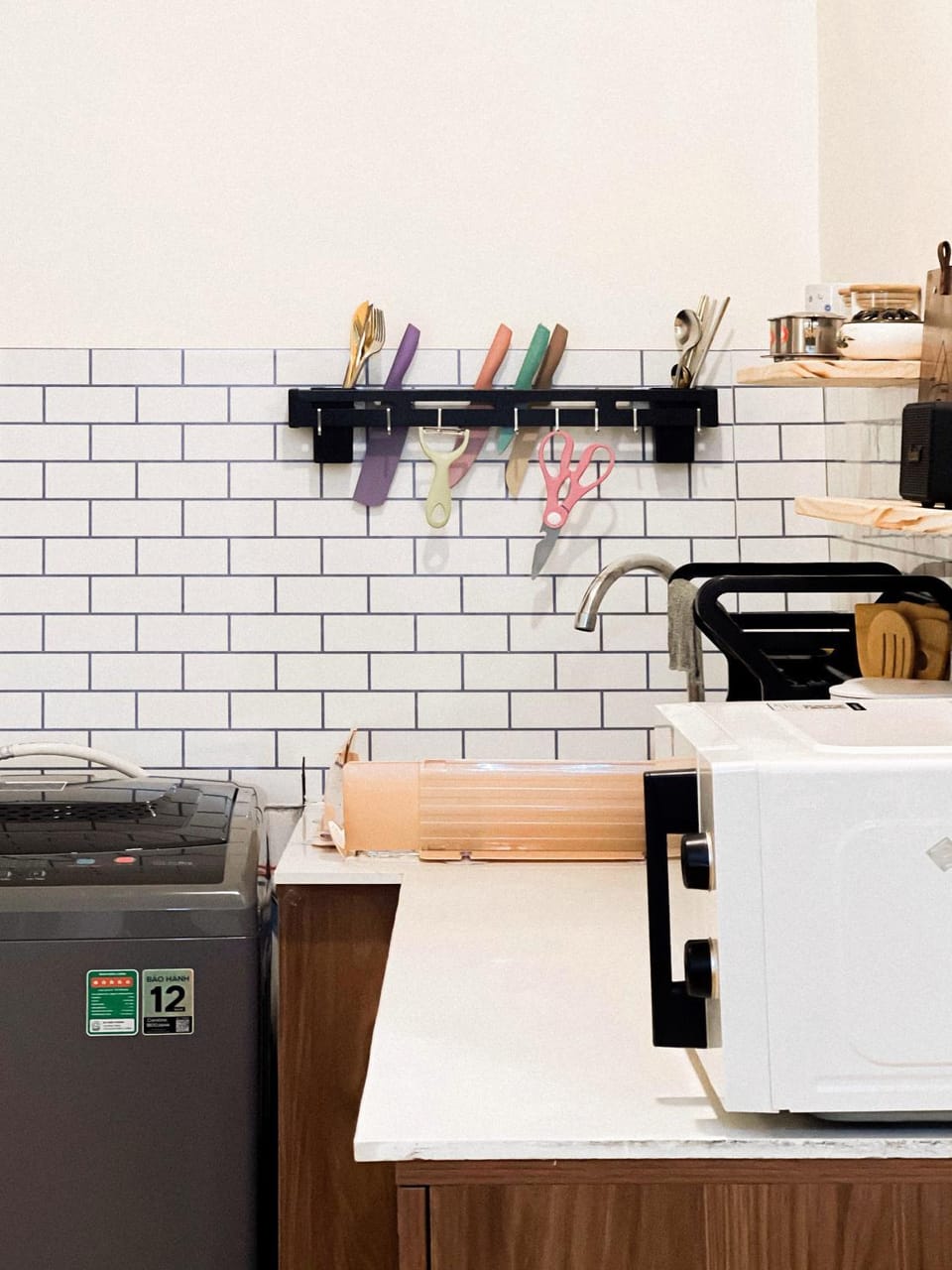 Kitchen or kitchenette, microwave, washing machine