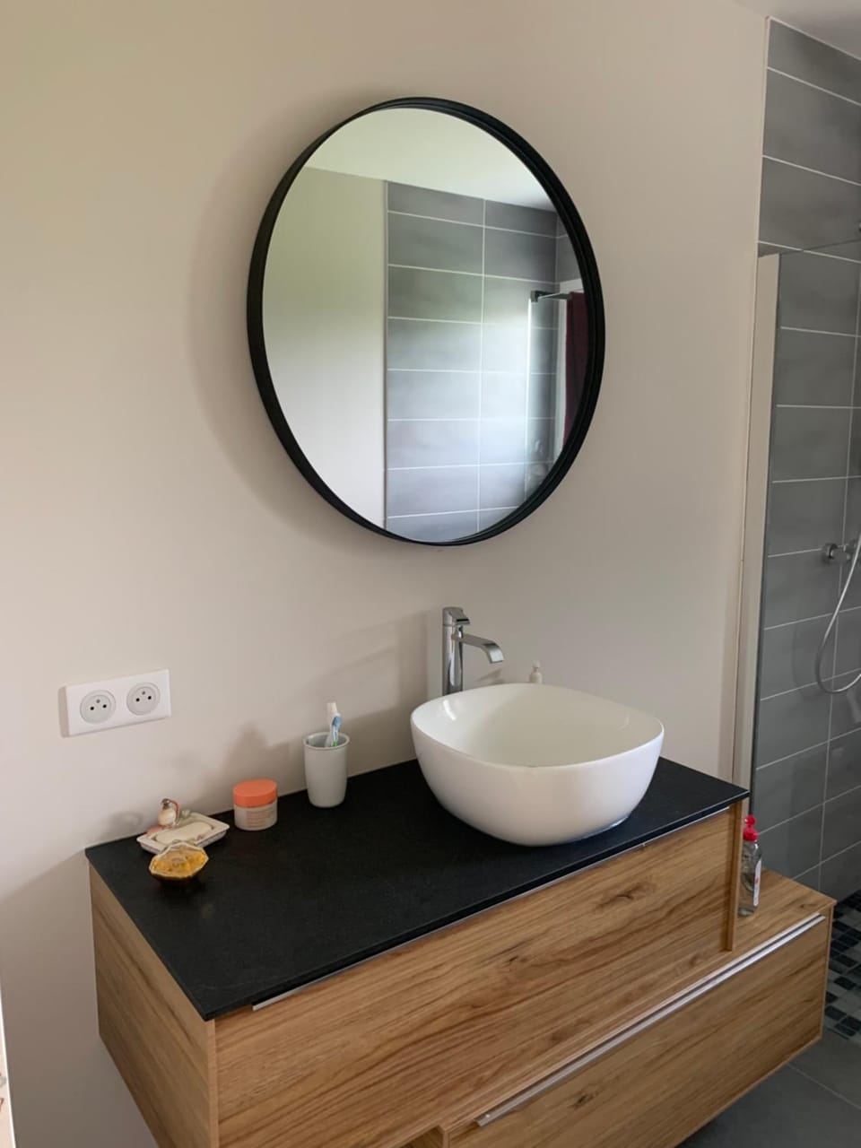 Chambre moderne 24h du Mans - 10 min du circuit SDB attenante Vacation rental in Pays de la Loire