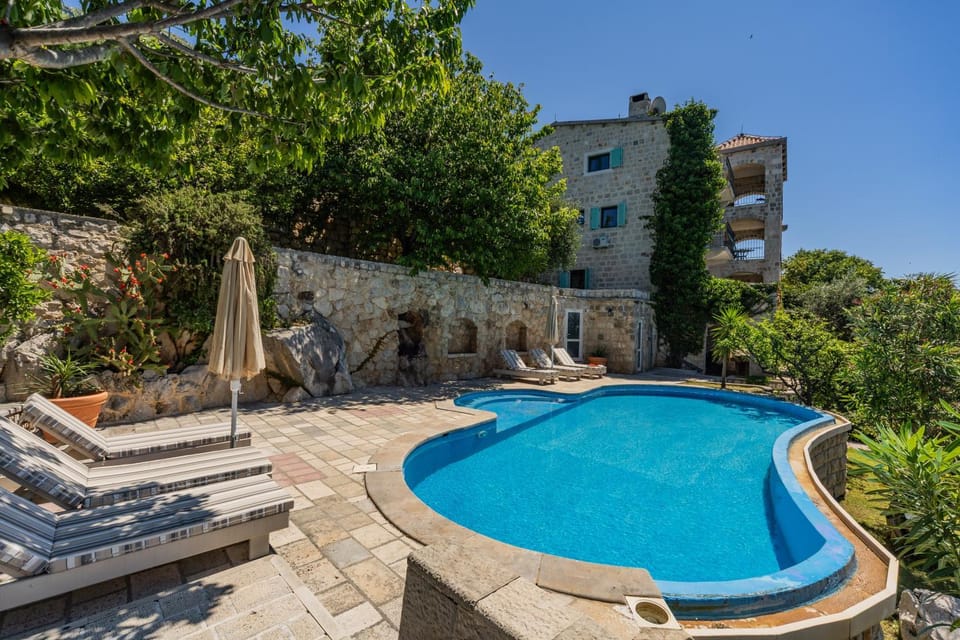 Property building, Garden, Swimming pool, sunbed