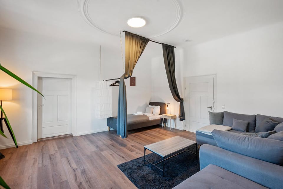 Bed, Living room, Photo of the whole room, Seating area, Bedroom