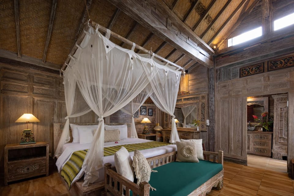 Bed, Photo of the whole room, Decorative detail, Seating area, Bedroom