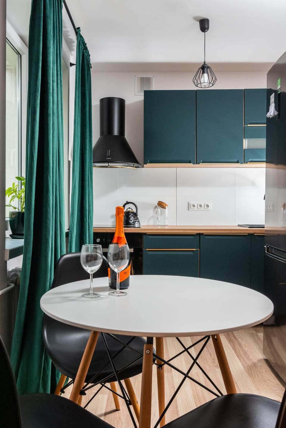 Kitchen or kitchenette, Dining area