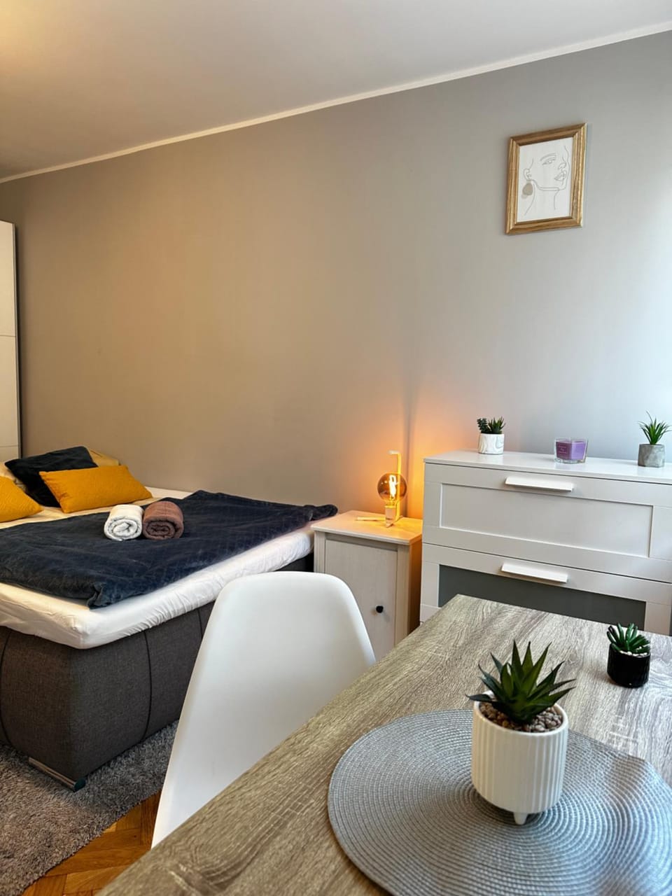 Bed, Living room, Photo of the whole room, Seating area, Bedroom, towels