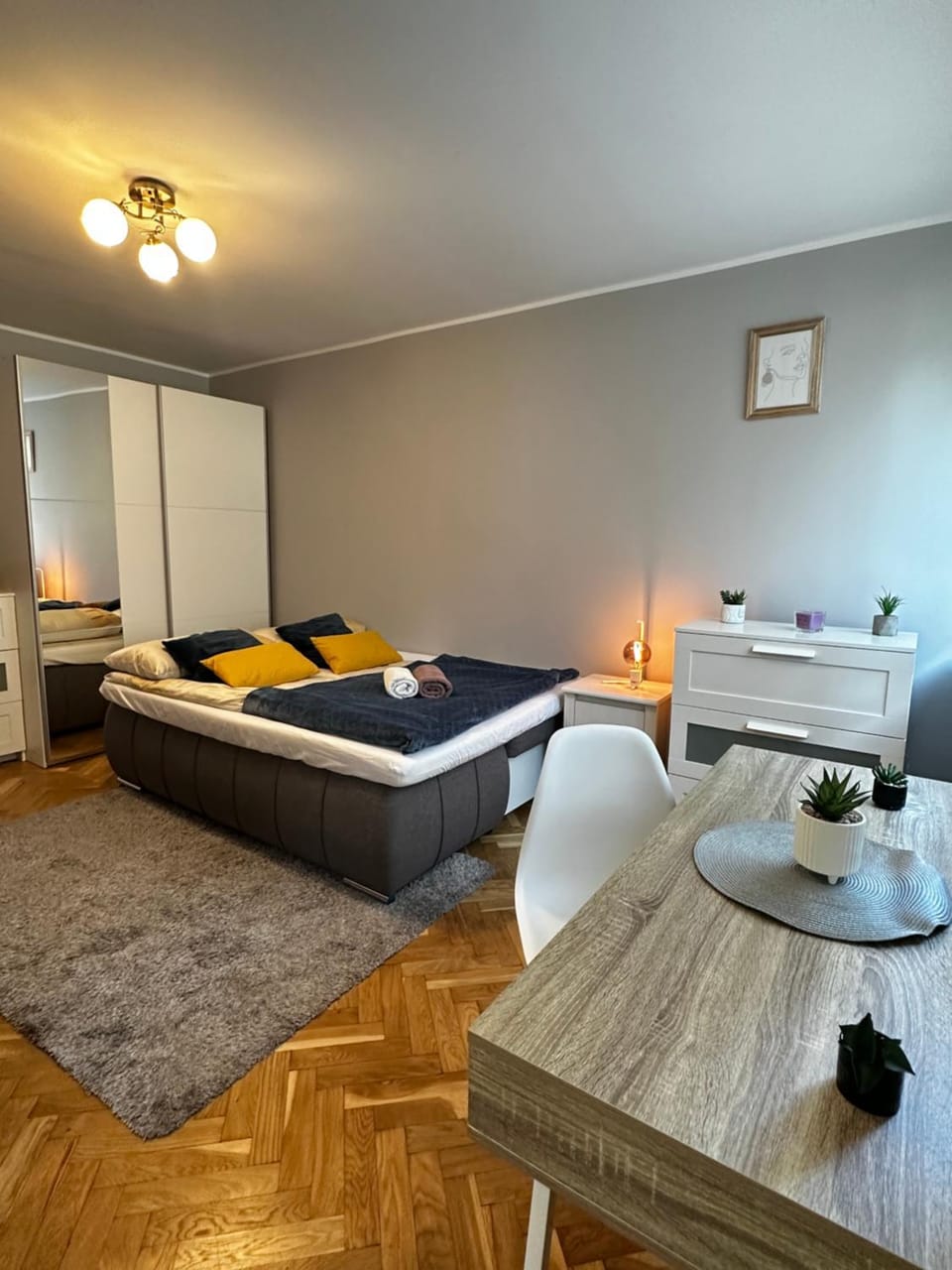 Bed, Living room, Photo of the whole room, Seating area, Dining area, Bedroom
