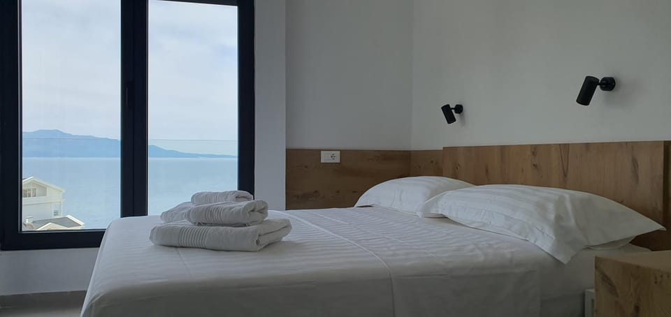 Bed, Natural landscape, Kitchen or kitchenette, Photo of the whole room, Bedroom, Sea view, towels