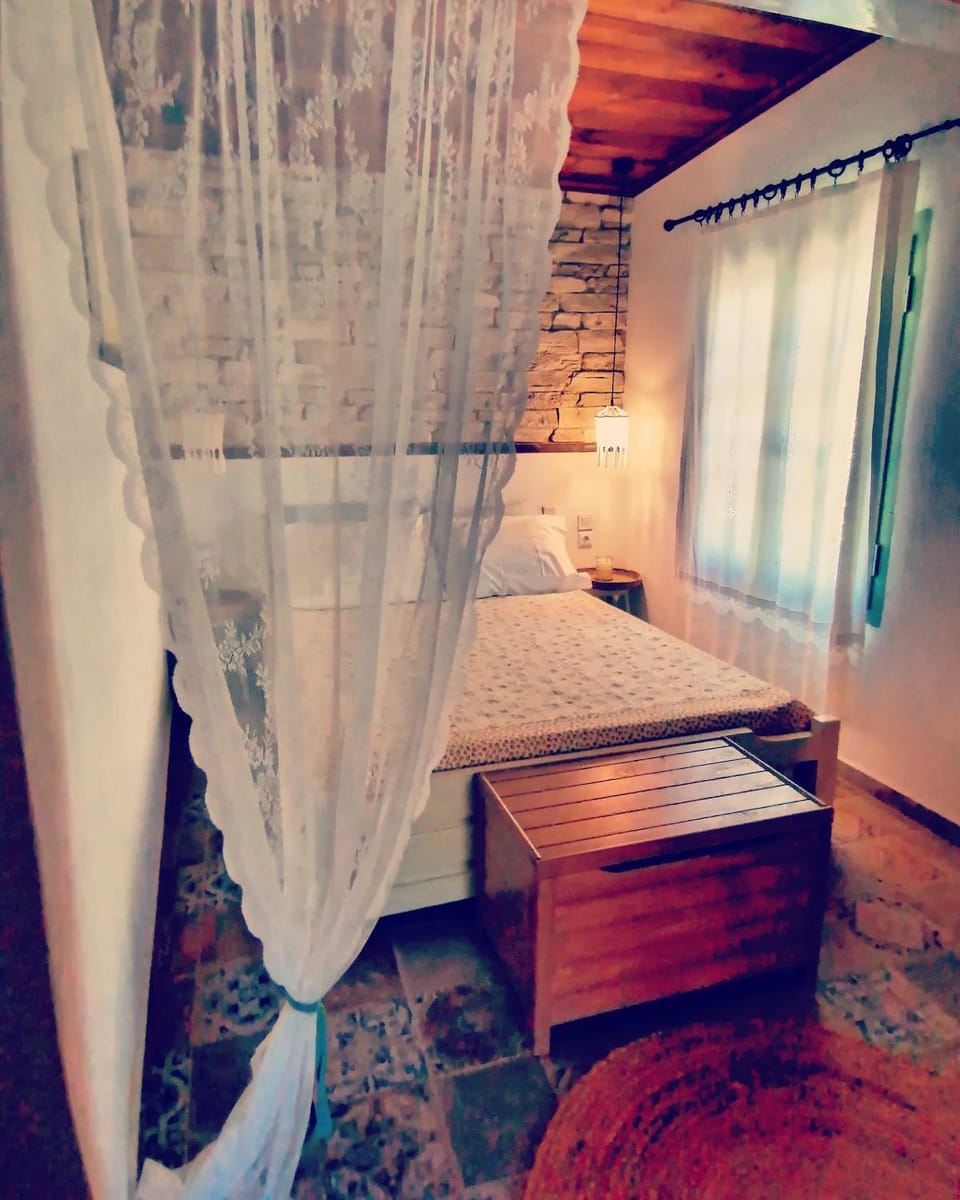 Vasilis' kalivi House in Sporades, Greece