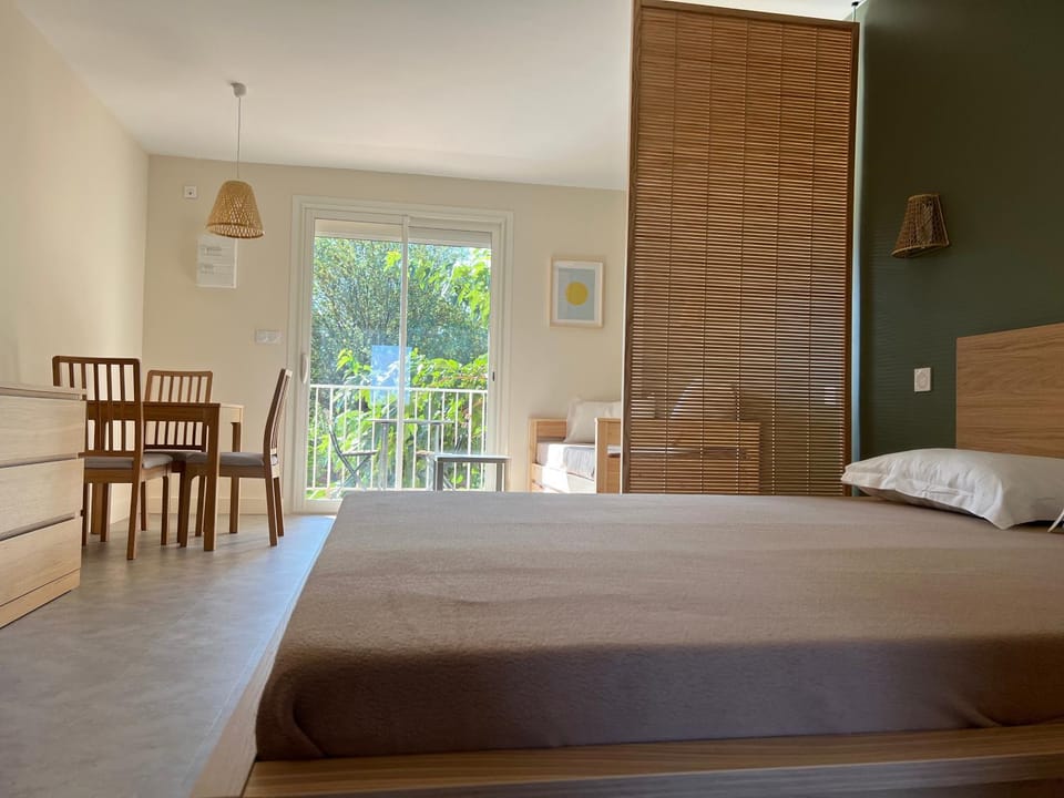 Photo of the whole room, Seating area