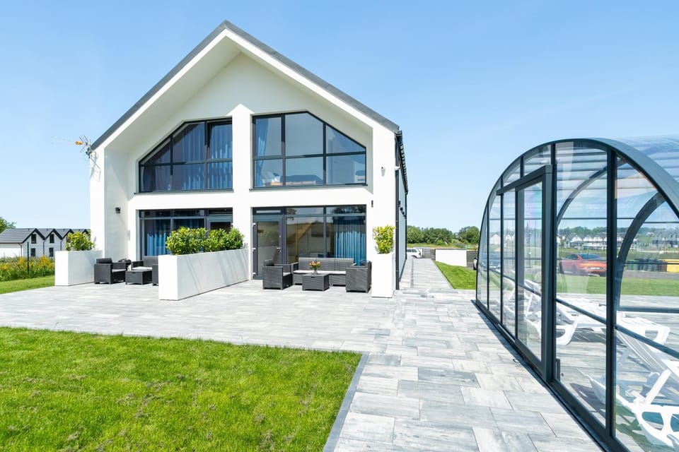 Property building, Patio, Day, Garden, Garden view