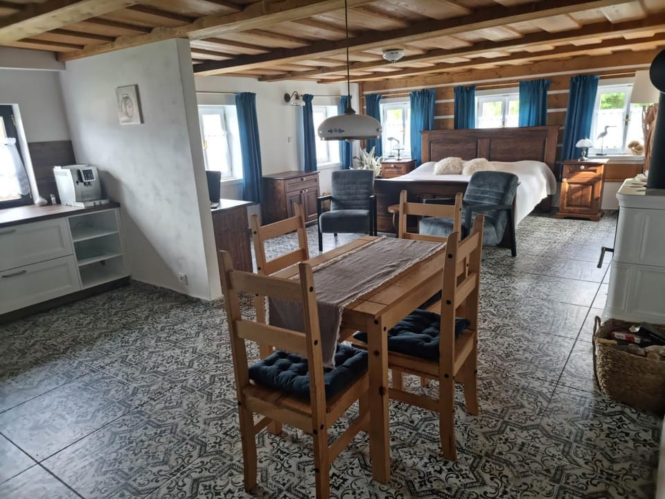 Bed, Living room, Photo of the whole room, Seating area, Dining area, Bedroom, hair dresser