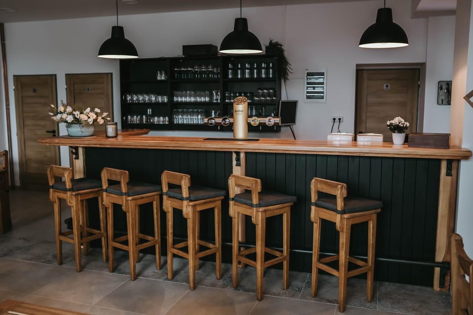 Restaurant/places to eat, Lounge or bar