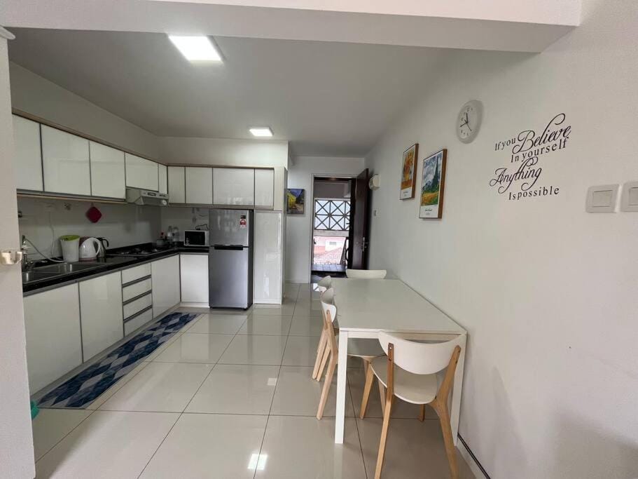 Kitchen or kitchenette, Dining area