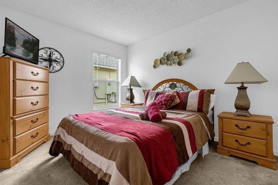 Bed, TV and multimedia, Bedroom