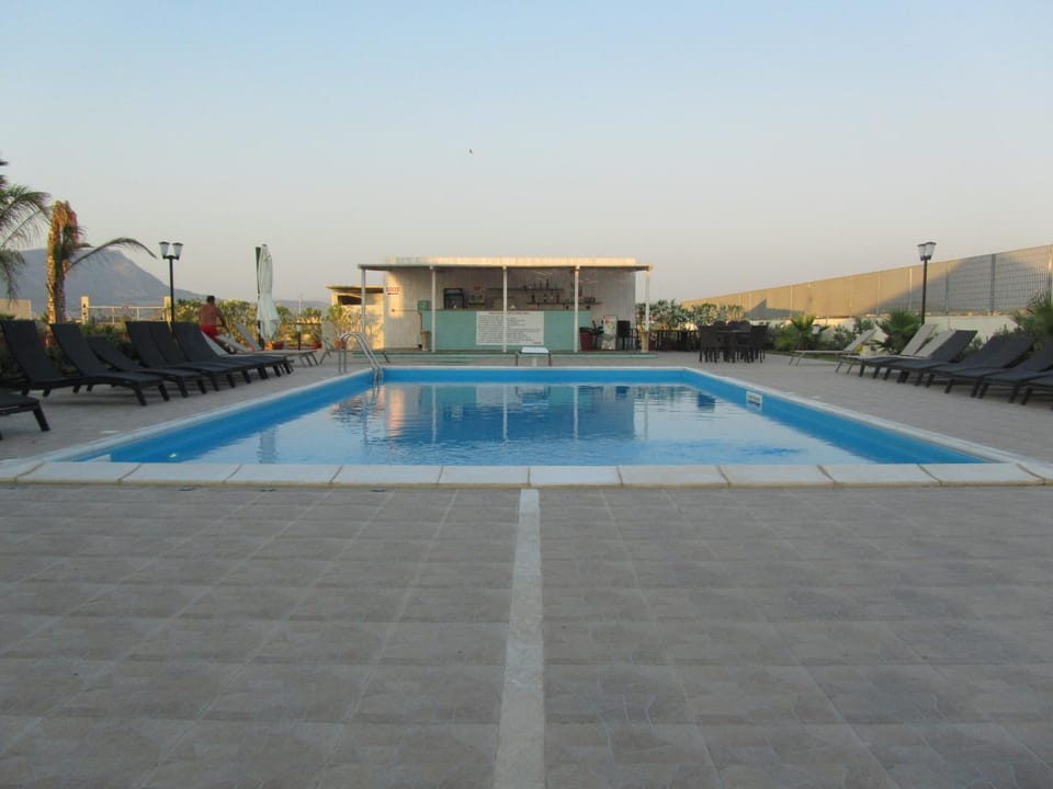 Restaurant/places to eat, Lounge or bar, Swimming pool