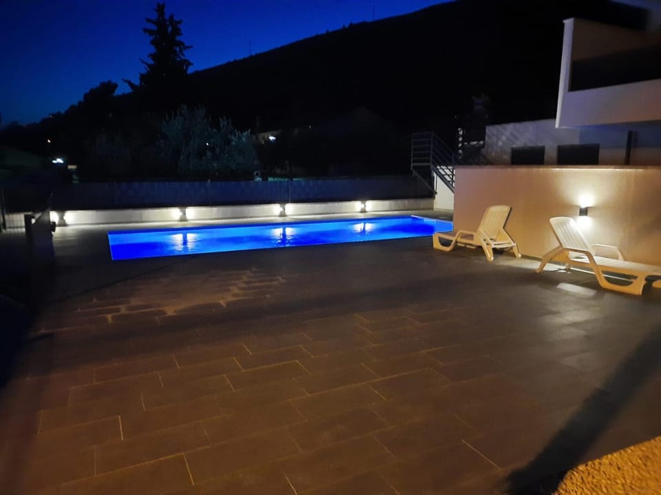 Swimming pool, sunbed