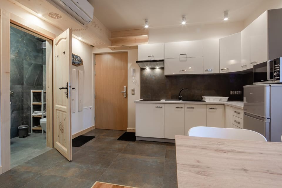 Kitchen or kitchenette, oven, stove