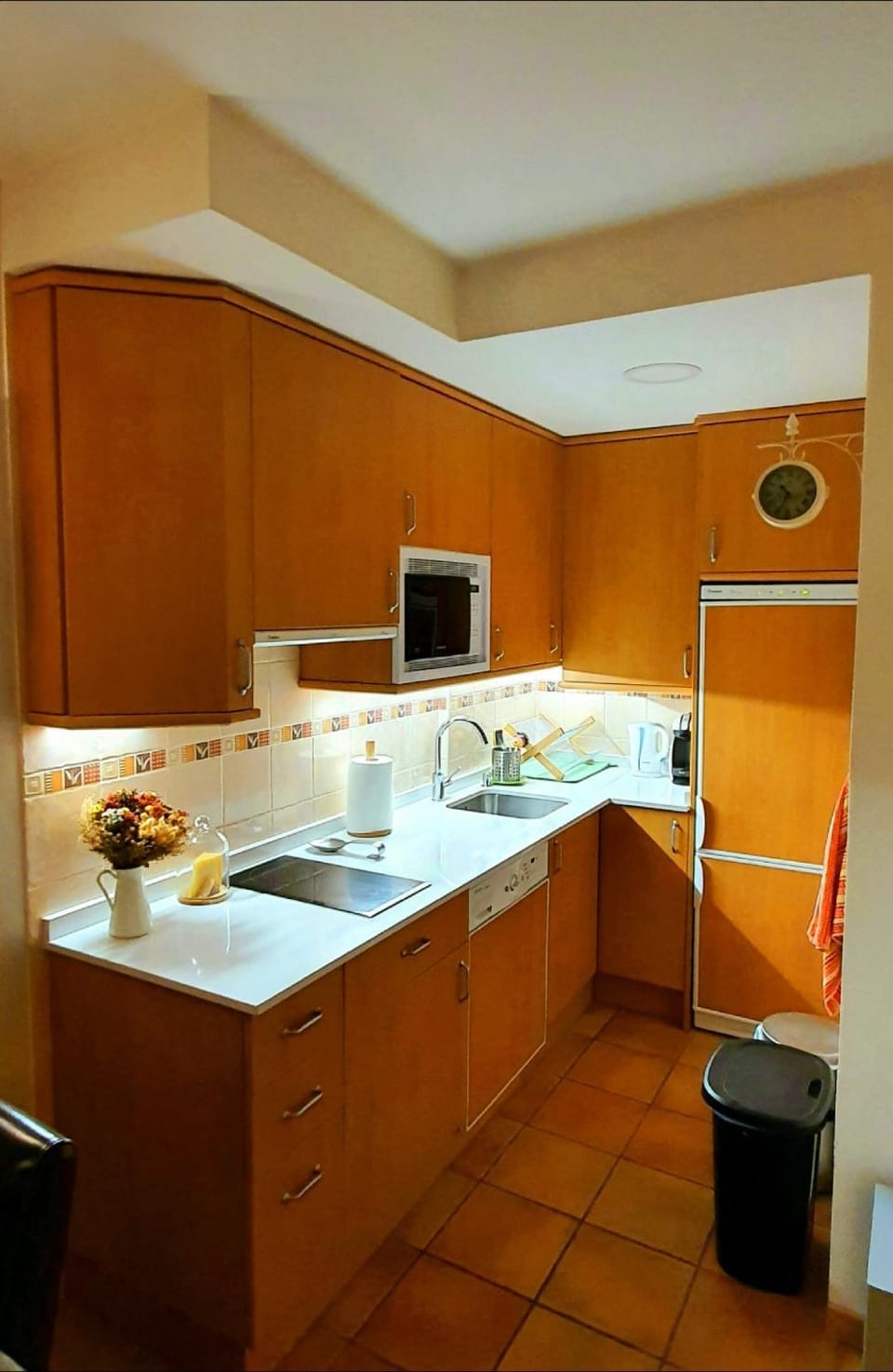Kitchen or kitchenette, minibar, stove