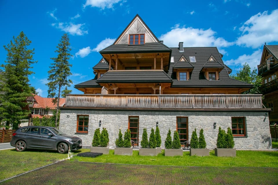 Property building, Day, Garden, Parking