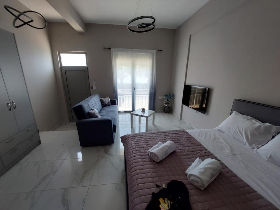 Bed, TV and multimedia, Living room, Photo of the whole room, Seating area