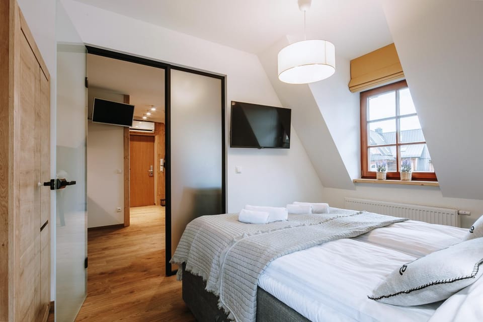 Bed, TV and multimedia, Photo of the whole room, Bedroom, towels