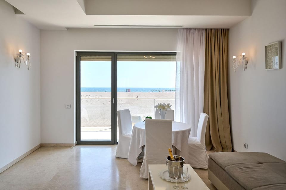 Living room, Dining area, Sea view