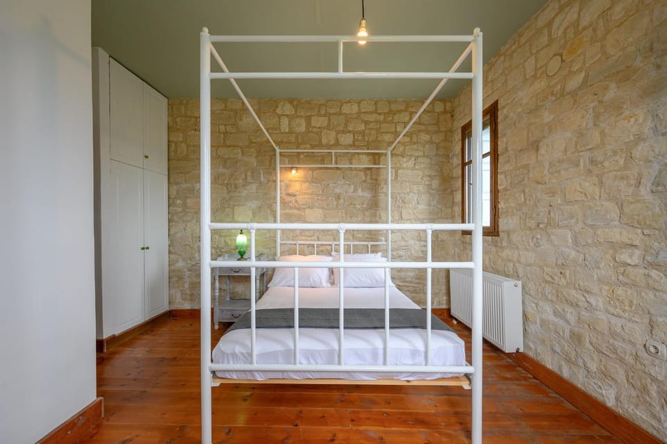 Bed, Photo of the whole room, Bedroom, heating, towels, wardrobe