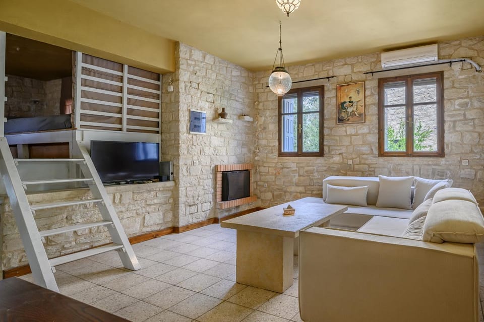 Bed, TV and multimedia, Living room, Photo of the whole room, Seating area, fireplace, air conditioner