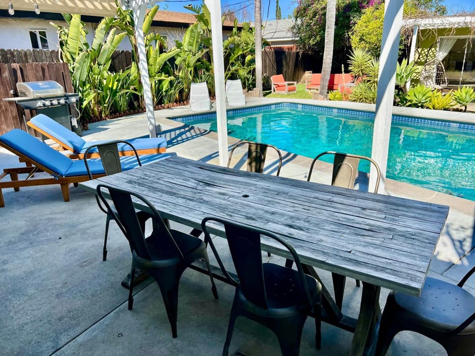 Villa La Verde - Newly Designed 4BR Villa with Pool & Guesthouse by Topanga Villa in Woodland Hills