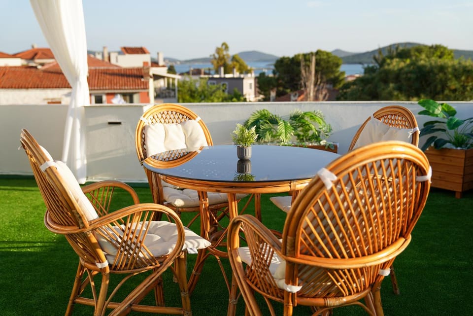 Natural landscape, View (from property/room), Balcony/Terrace, Seating area, Dining area, Mountain view, Sea view