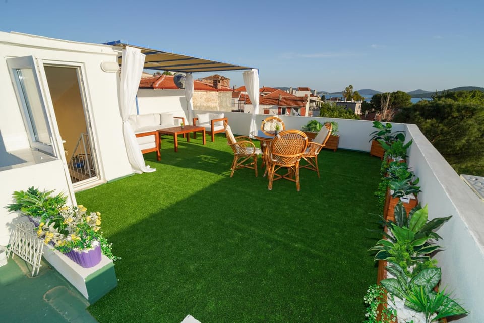 Natural landscape, View (from property/room), Balcony/Terrace, Seating area, Dining area