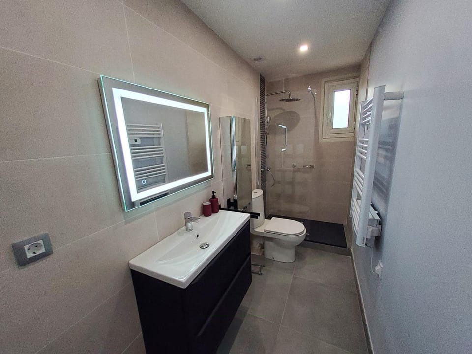 Shower, Toilet