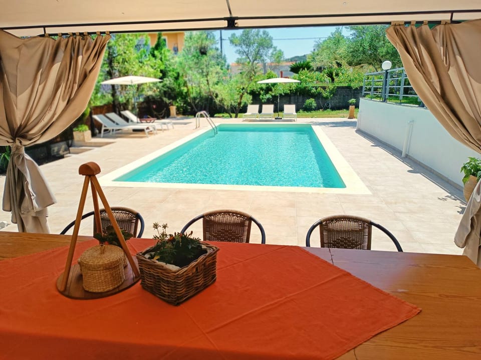 Seating area, Garden view, Pool view, Swimming pool, sunbed