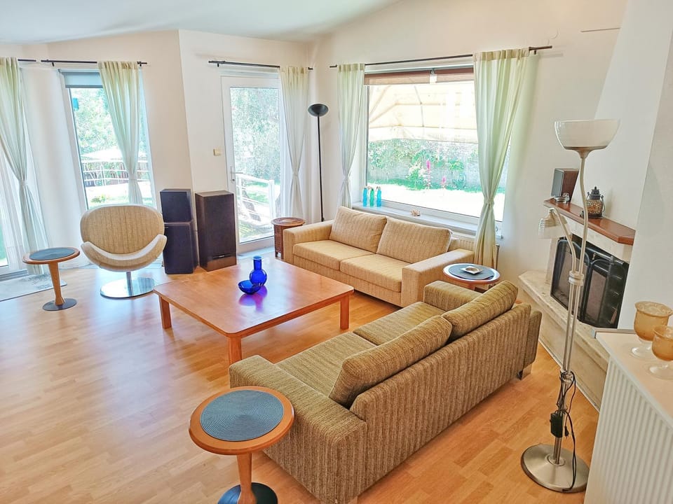 Living room, Seating area