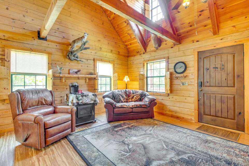 Secluded Oakland Cabin with Private Yard! Cabin in Arkansas