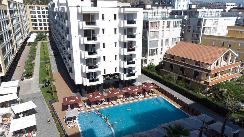 Property building, Day, Pool view, Swimming pool, Swimming pool, sunbed