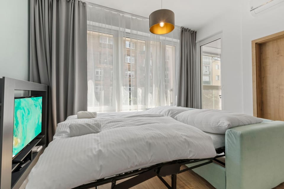 Bed, TV and multimedia, Photo of the whole room, Bedroom