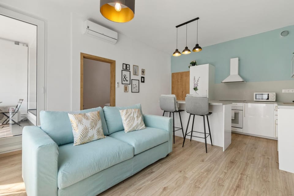 Kitchen or kitchenette, Living room, Seating area, Dining area, minibar, pet friendly, air conditioner