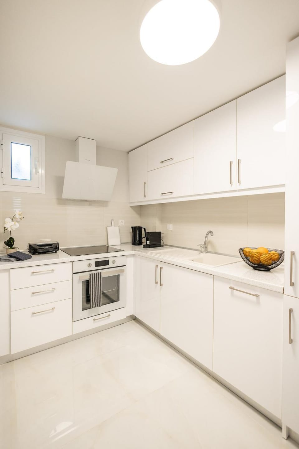 Kitchen or kitchenette, dishwasher, stove