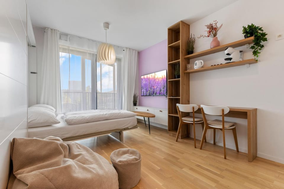 Bed, TV and multimedia, Living room, Photo of the whole room, Seating area, Dining area, Bedroom