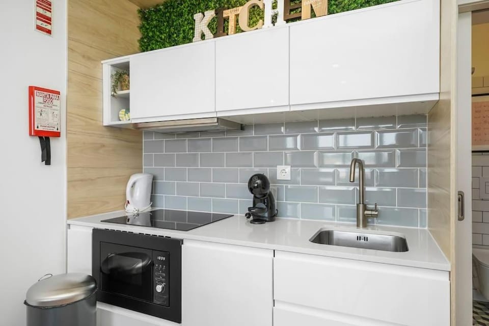 Kitchen or kitchenette, minibar, stove