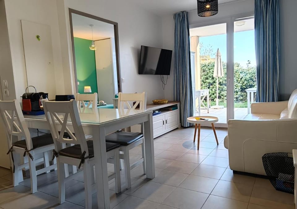 View (from property/room), Seating area, Dining area