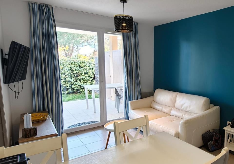 Day, Living room, Seating area