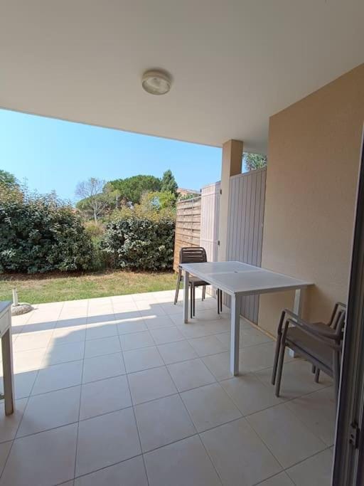 Patio, Day, Balcony/Terrace, Dining area