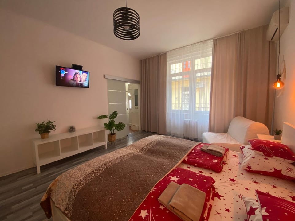 Bed, TV and multimedia, Photo of the whole room, Bedroom