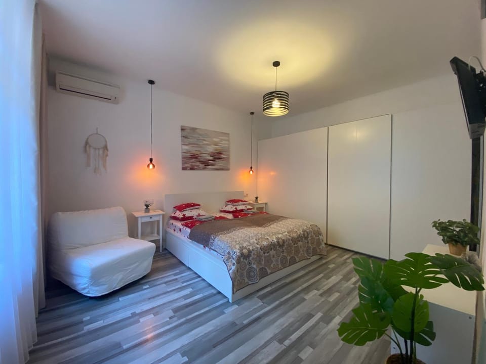 Bed, Photo of the whole room, Bedroom, wardrobe, air conditioner