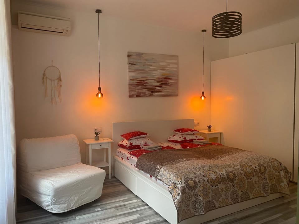 Bed, Photo of the whole room, Bedroom, air conditioner