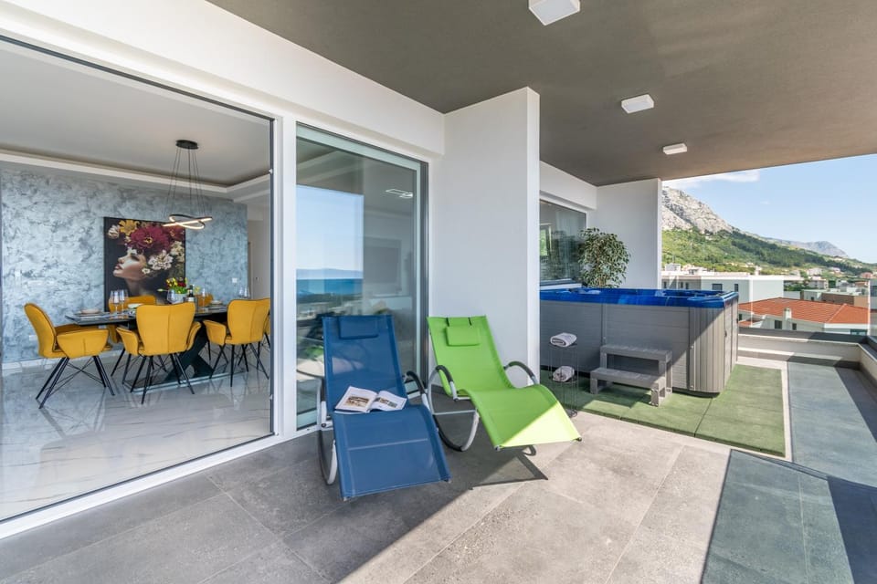 Lux Penthouse Panoramic View with jacuzzi Apartment in Makarska
