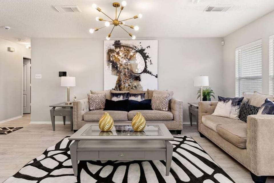 Luxury 4B Getaway near Airport Executive Suite House in San Antonio